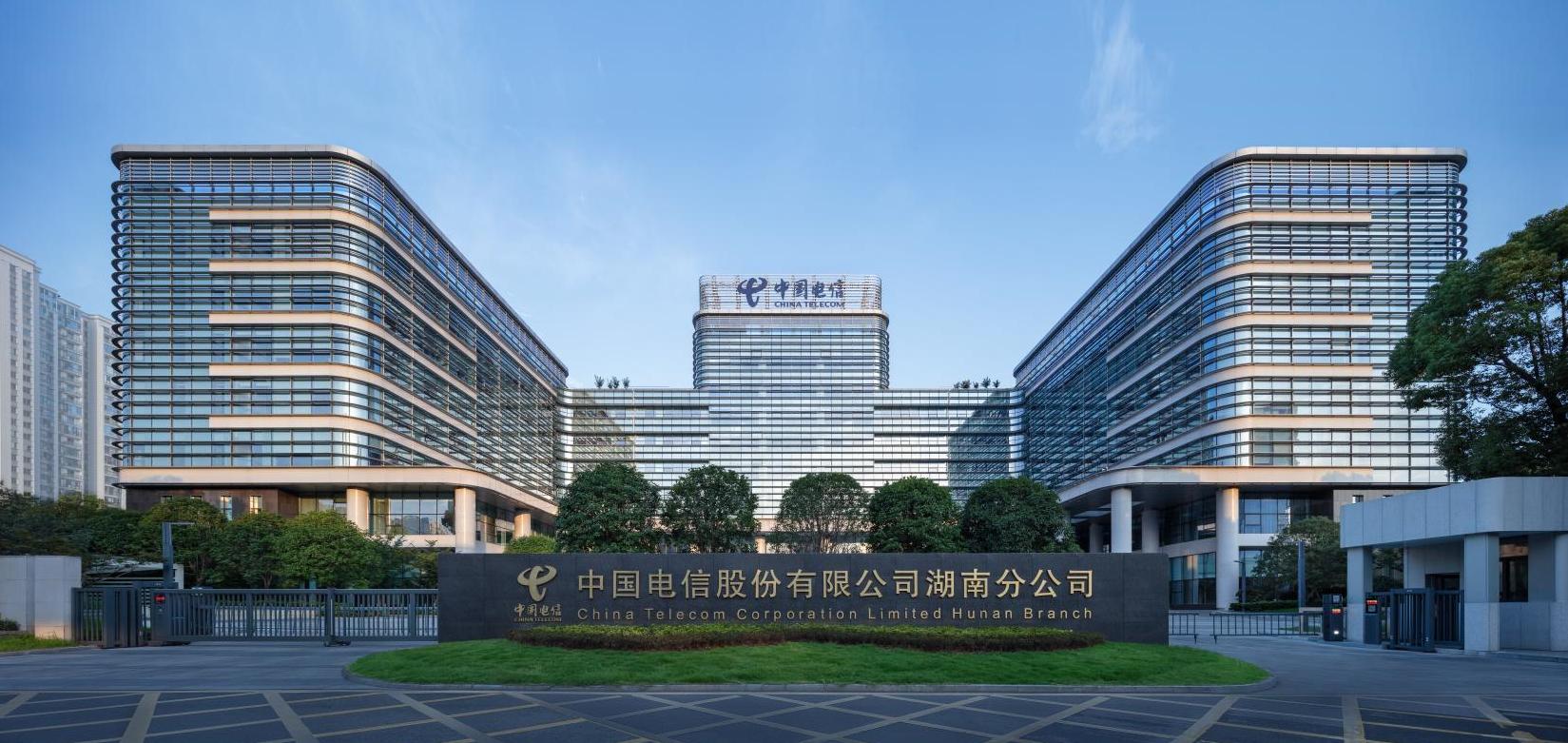 公司承建的湖南信息園（調(diào)度大樓、通信機(jī)房、地下室、附屬樓）工程榮獲兩項(xiàng)（土建、安裝）中國(guó)建設(shè)工程魯班獎(jiǎng)